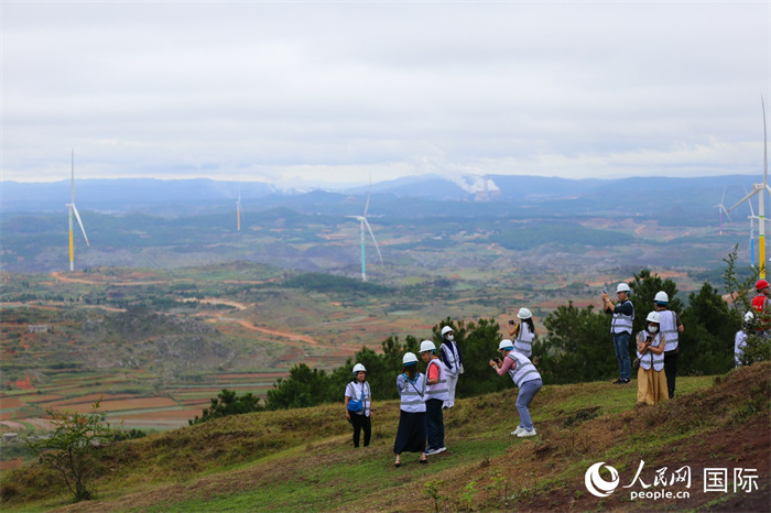 澜湄记者团在富源西风电基地拍照“打卡”。人民网 李发兴摄