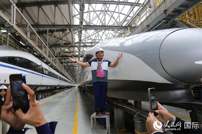 澜湄记者团在昆明动车所参观交流。人民网 李发兴摄