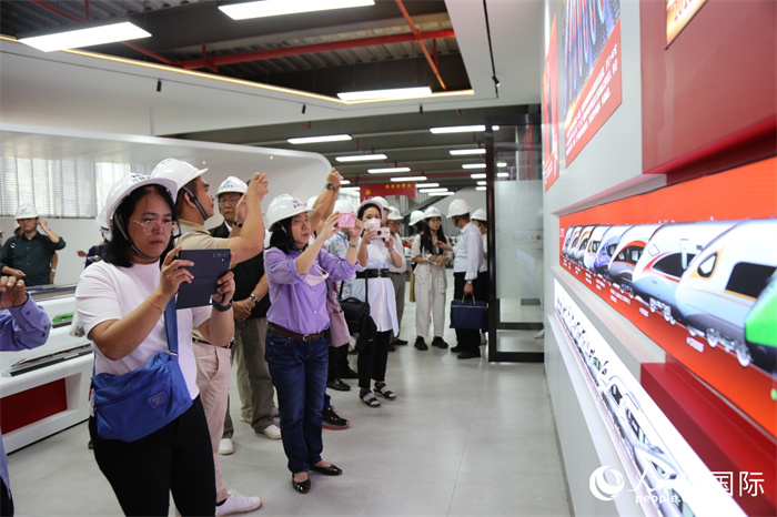 澜湄记者团在昆明动车所参观交流。人民网 李发兴摄