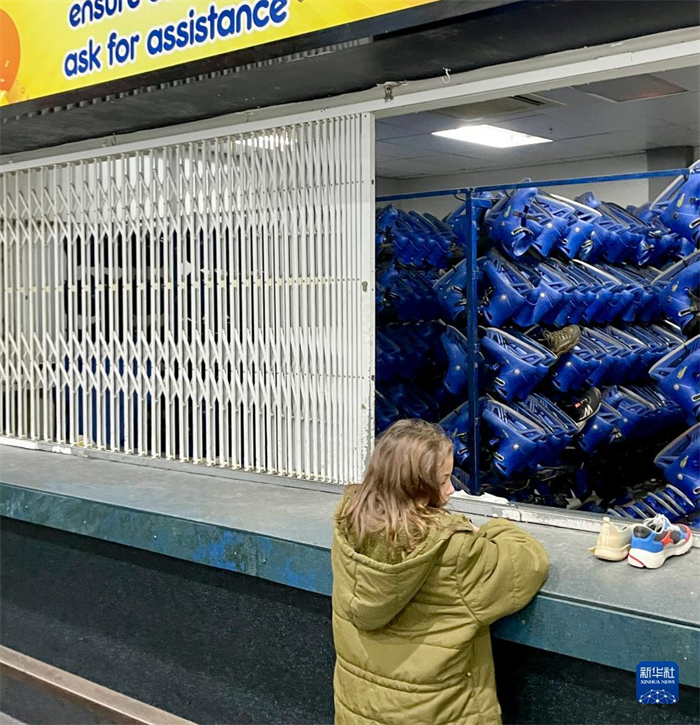 715գϷԼ˹һŮڻñЬ7£Լ˹һʱڣܶȤ»  