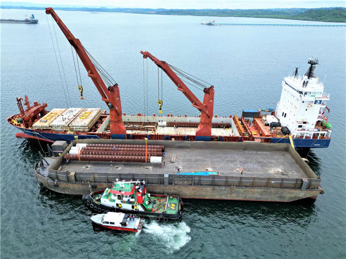 印尼拉维拉维项目32万吨级单点系泊设备运抵巴厘岛巴板港口。张守刚摄