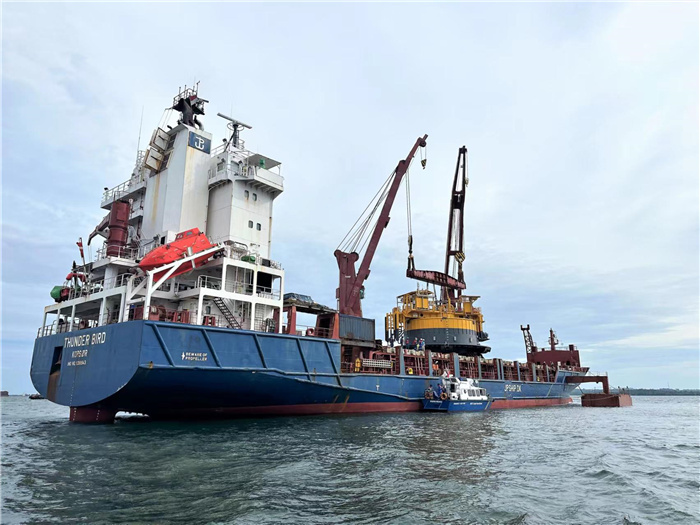 印尼拉维拉维项目32万吨级单点系泊设备运抵巴厘岛巴板港口。张守刚摄