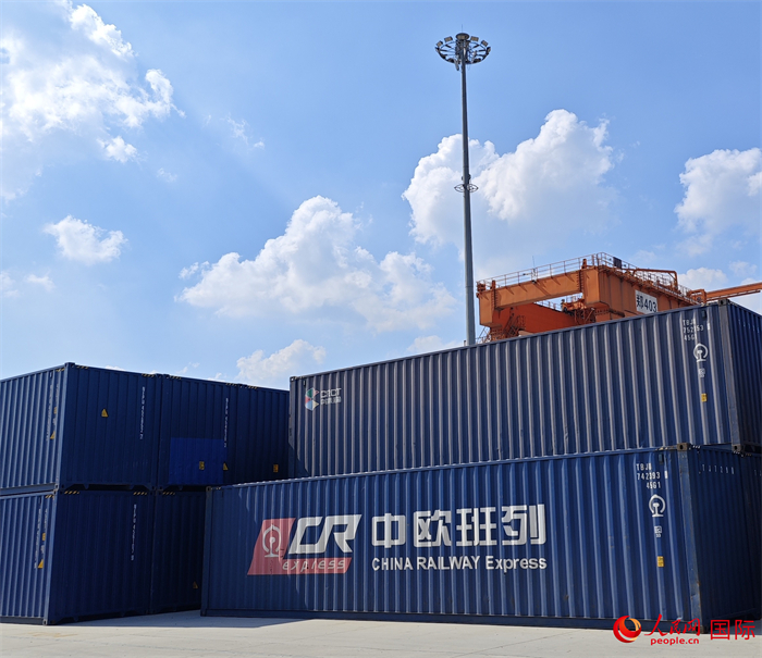 8月3日,中欧班列(中豫号)集装箱在郑州车站海关等候查验。人民网 崔译戈摄