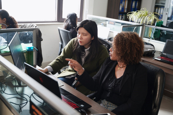 梅德哈妮(右)与中国同事讨论设计方案。受访对象供图