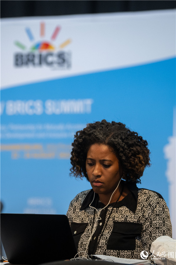 ����ʱ��8��23�գ��Ϸ�Լ����˹������ש����������ģ�����æµ���������������� ��������