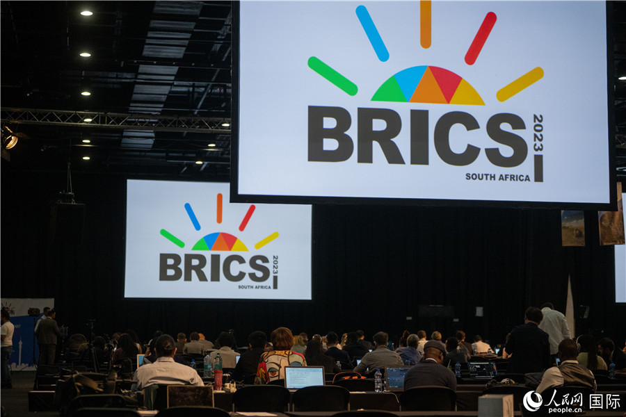 ����ʱ��8��23�գ��Ϸ�Լ����˹������ש����������ģ���������æµ���������������� ��������