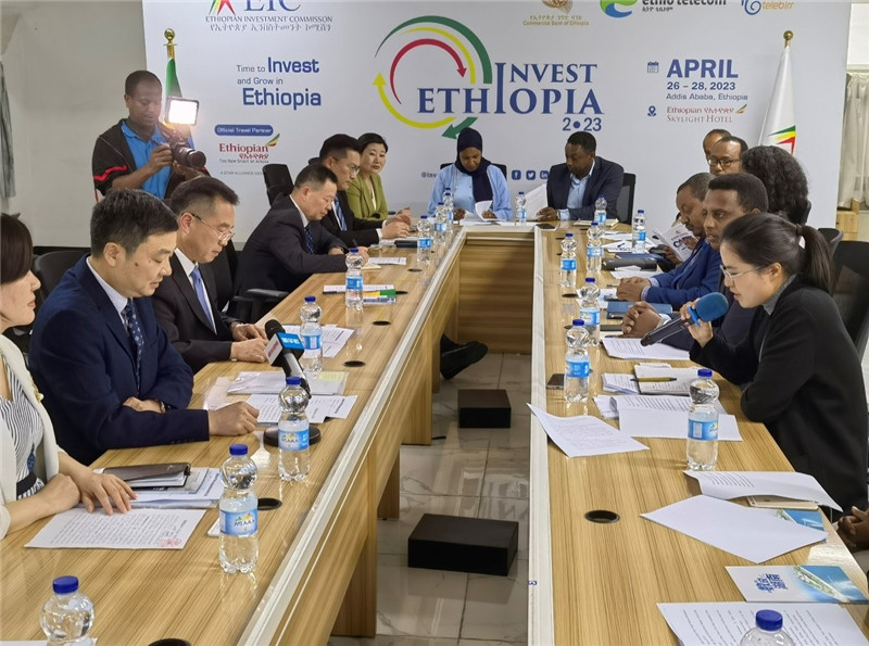 万巧云(右一)在第三届中非经贸博览会推介会上发言。受访对象供图