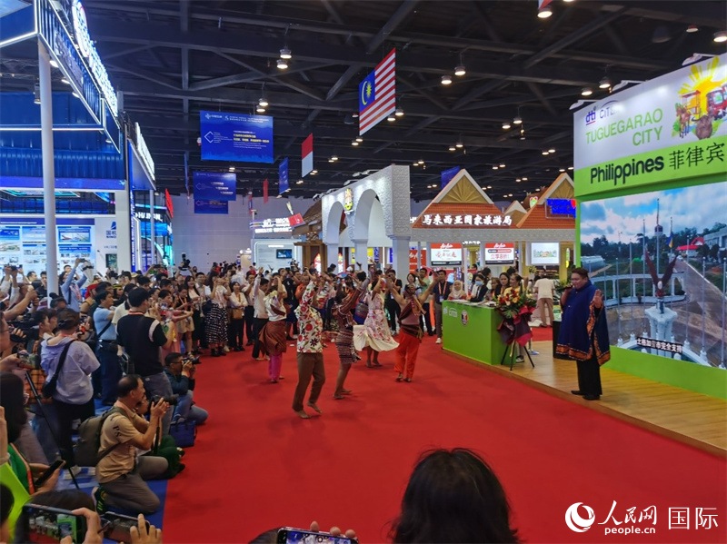 菲律宾“魅力之城”展区前载歌载舞。人民网 杨春燕摄