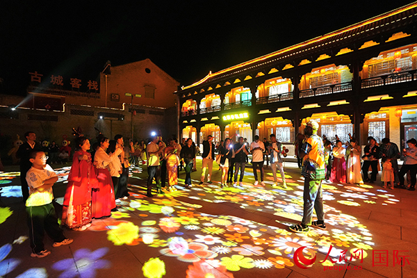 选手们和演员们一起载歌载舞。人民网 卢鹏宇摄