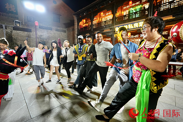 选手们和演员们一起载歌载舞。人民网 卢鹏宇摄