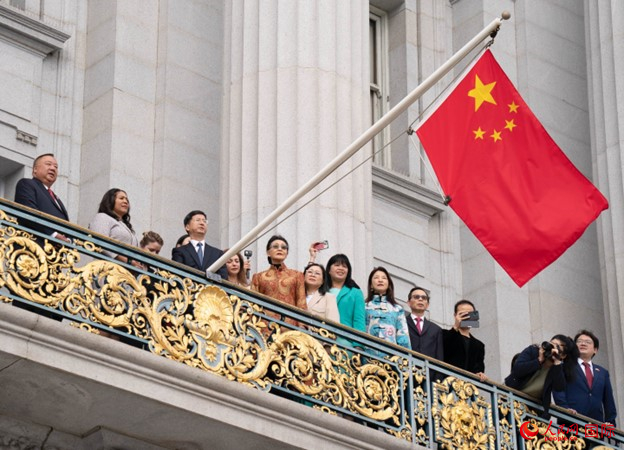 当地时间9月29日,中国驻旧金山总领事张建敏与旧金山市长伦敦·布理德一起在旧金山市政厅阳台升起中国国旗,庆祝中华人民共和国成立74周年。人民网记者 邓圩摄