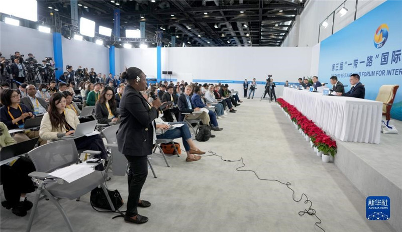 10月16日,第三届“一带一路”国际合作高峰论坛新闻中心在北京国家会议中心举行首场吹风会,邀请自然资源部国际合作司和相关单位负责人介绍有关情况,并回答记者提问。新华社记者 王毓国摄