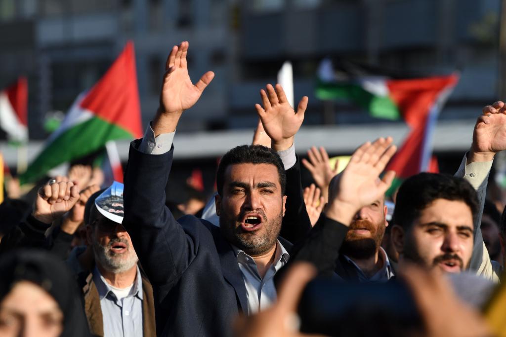 10月18日,人们在伊朗德黑兰举行集会。当日,突尼斯、土耳其、伊朗等多国民众举行集会,表达对巴勒斯坦人民的支持,并谴责针对加沙城医院的袭击。新华社记者 沙达提 摄