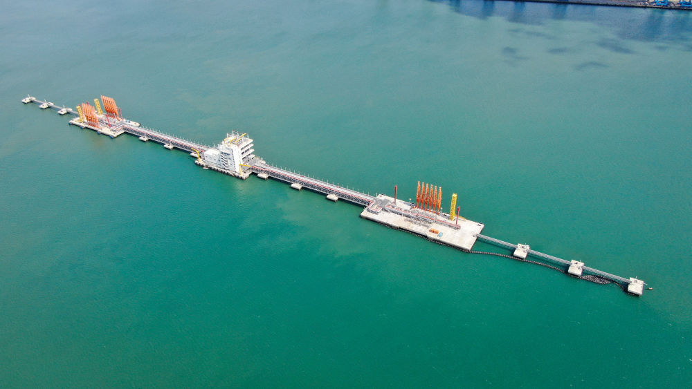 这是肯尼亚蒙巴萨油码头(2023年9月20日摄,无人机照片)。新华社发(中国交通建设股份有限公司肯尼亚蒙巴萨新建油码头项目部供图)