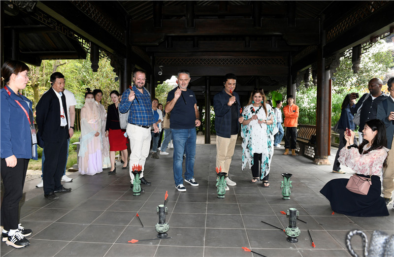 在安乐泉,中外记者体验投壶 赵橙涔摄