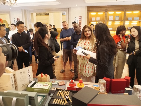 首届“丝路奖”获奖嘉宾对四川宜宾当地农产品销售方式产生了浓厚兴趣。摄影 石青川