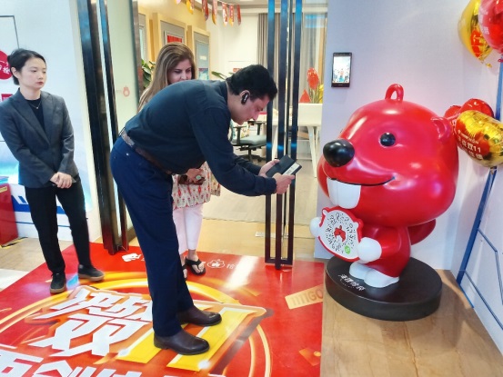 《巴基斯坦观察家报》社长高哈尔·扎希德·马利克体验中国网购。 摄影 石青川