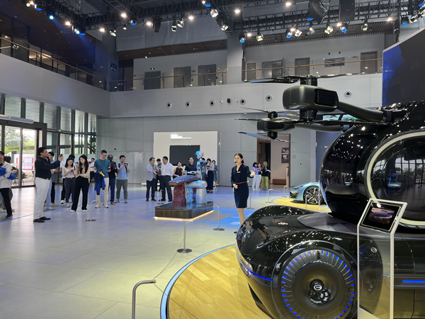 广汽科技馆工作人员为中外记者介绍广汽飞行汽车GOVE。赵橙涔摄