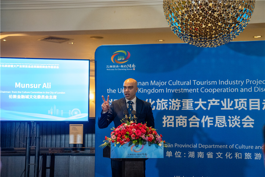 ͼΪ�׶ؽ��ڳ��Ļ�ίԱ����ϯ���ն��������ϯ�ƽ�Ტ�´ǡ�������ʵϰ������ ��