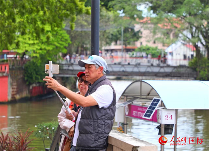 马六甲河岸边,游客在自拍留影。人民网记者白元琪摄