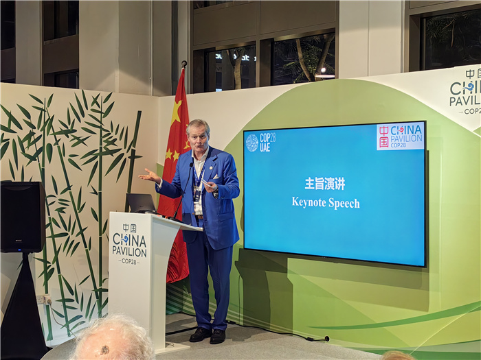 意大利都灵理工大学终身教授冈特·鲍利发言。COP28中国角供图