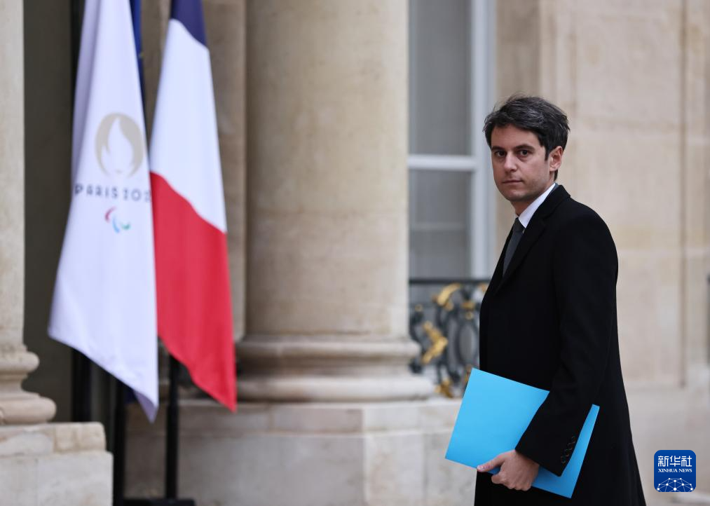 1��12�գ����������������ִ���谮���Ṭ��׼����ϯ��һ�������״��ڸ���顣�»�����߸߾���