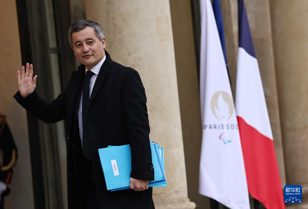 1��12�գ���������������������ִ���谮���Ṭ��׼����ϯ��һ�������״��ڸ���顣�»�����߸߾���