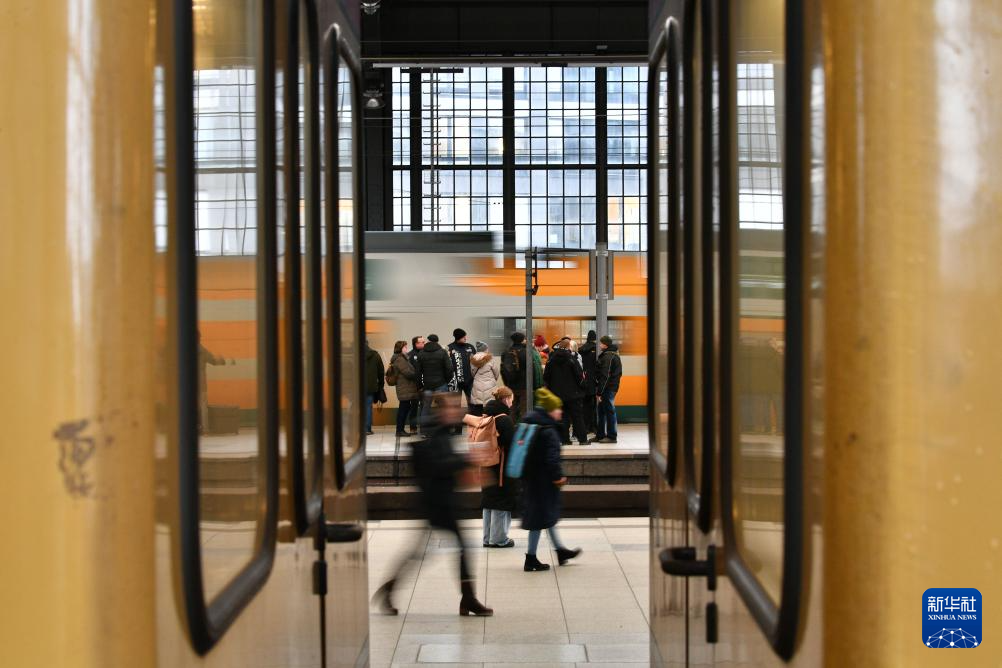 1��15�գ��˿��ڵ¹����ָ������ϣ��ֻ�վ�򳵡��»������ ������ ��