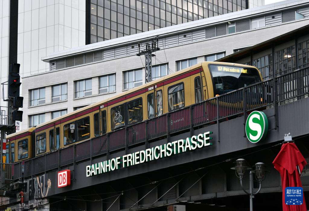 1��15�գ�һ�л�ʻ��¹����ָ������ϣ��ֻ�վ���»������ ������ ��