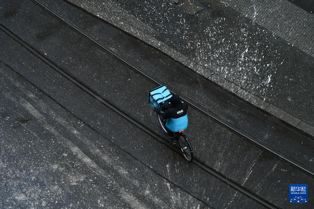 1��15�գ�һ�������Ͳ�Ա�����ڵ¹������������»������ ������ ��