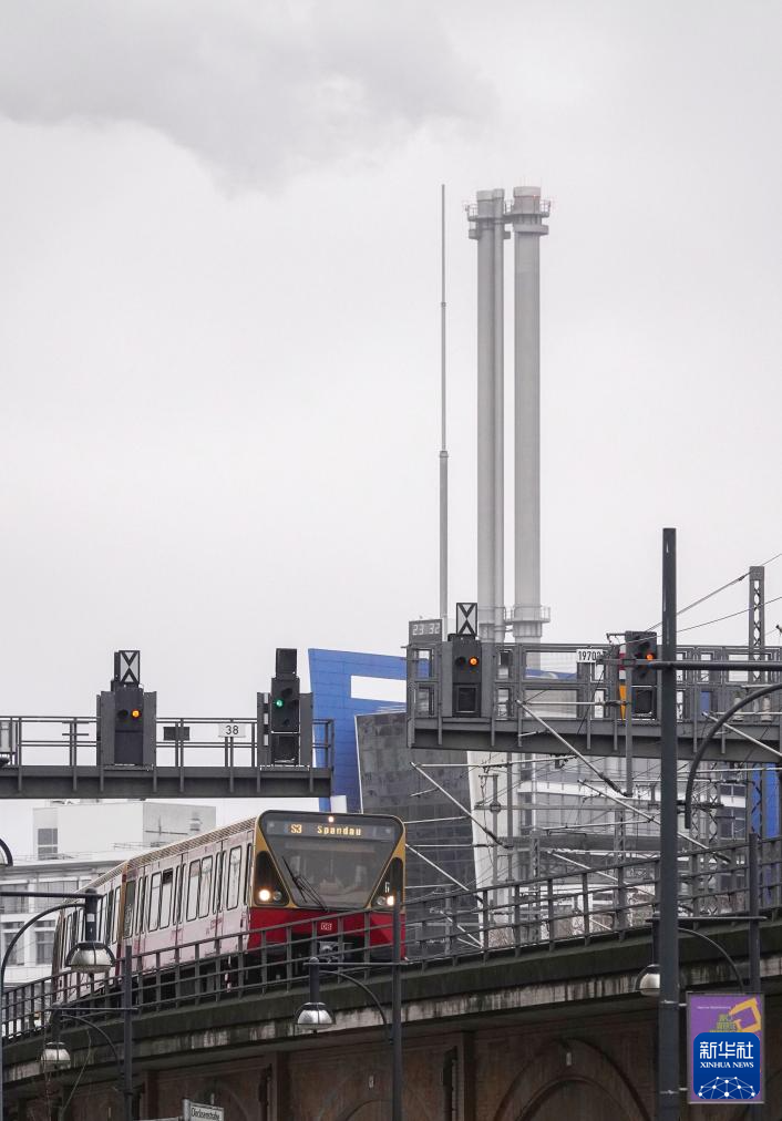 1��13�գ�һ�л��ڵ¹�����������ʻ���»������ ������ ��