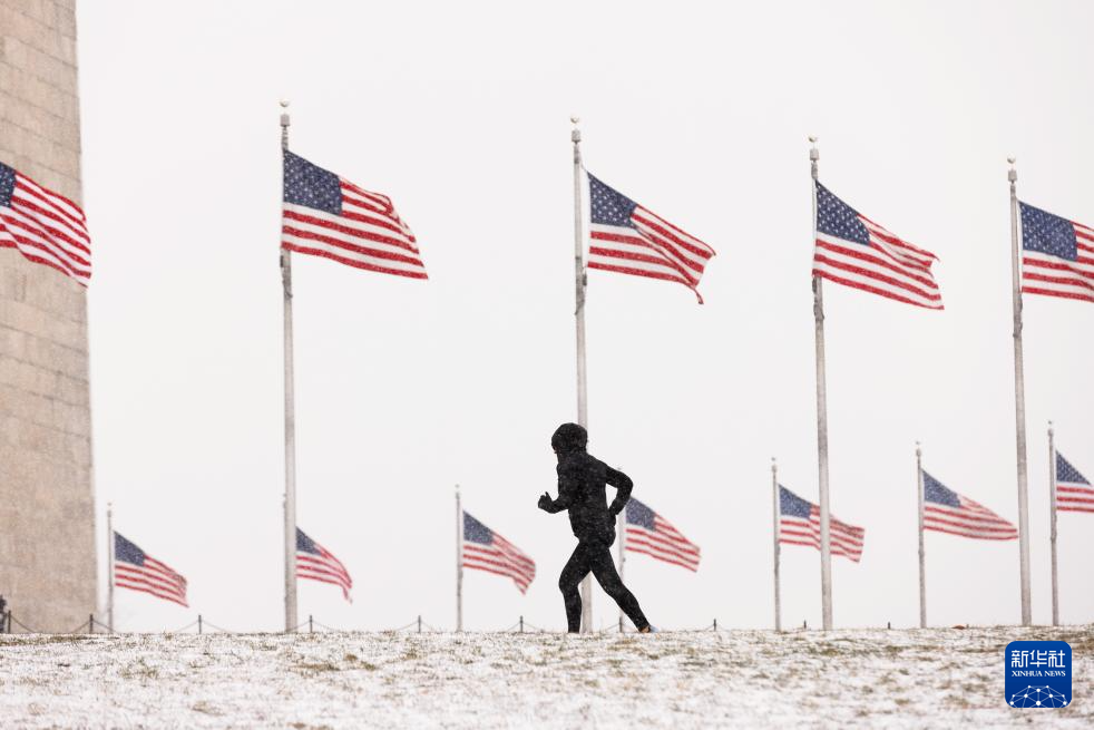 1��15�գ��������׶���ʢ�٣�һ������ðѩ�ڹ��ҹ㳡�ܲ����»��緢�������㣩