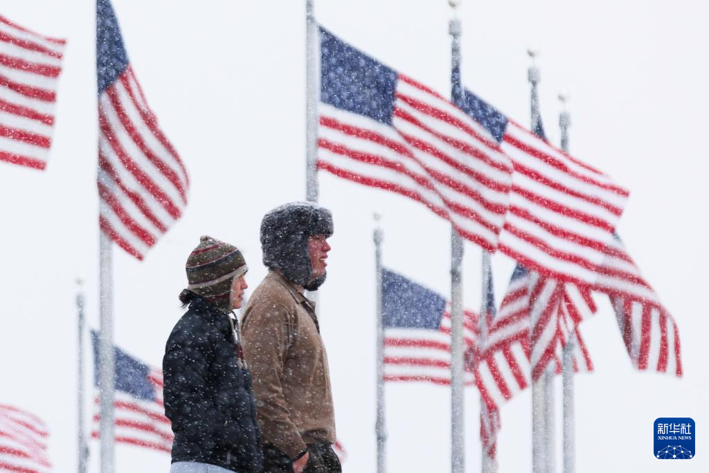 1��15�գ��������׶���ʢ�٣���������ðѩ�ڹ��ҹ㳡ɢ�����»��緢�������㣩