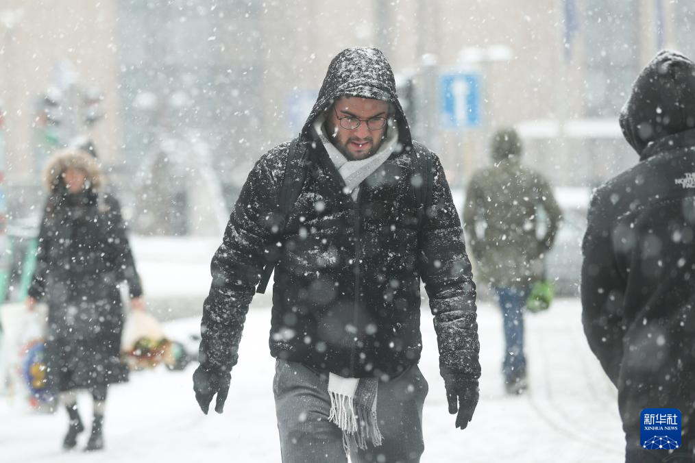 1��17�գ��ڱ���ʱ��³����������ðѩ���С��»������ �Զ��� ��