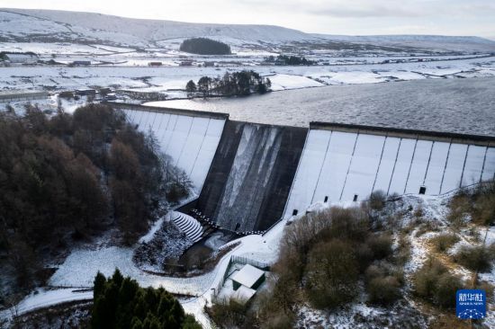 ����1��19����Ӣ��Ӣ����������Լ�˿������һ��ˮ���ѩ��ɫ�����˻���Ƭ�����»��緢���Ƕ��������㣩