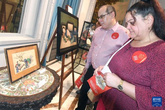 1��18�գ��ι����ڹŰ͹����ǵĹŰ͹���װ���������������չƷ���»��緢�����𡤰����ϵ�˹�㣩