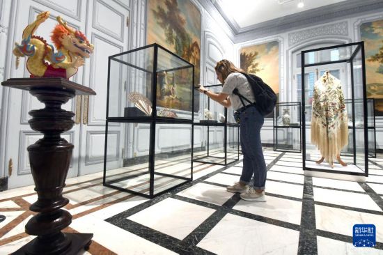 1��18�գ��ι����ڹŰ͹����ǵĹŰ͹���װ���������������չƷ���»��緢�����𡤰����ϵ�˹�㣩