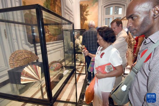 1��18�գ��ι����ڹŰ͹����ǵĹŰ͹���װ���������������չƷ���»��緢�����𡤰����ϵ�˹�㣩