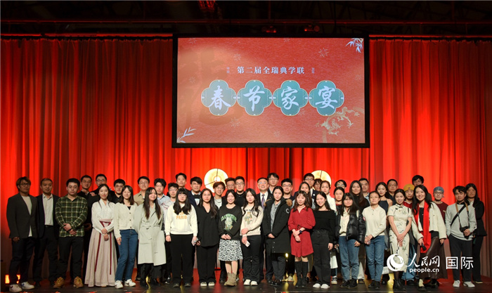 旅瑞留学生代表演出前合影。人民网记者 殷淼摄