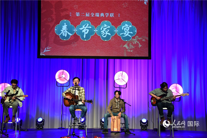 民谣乐队组合演唱《鼓楼》和《我记得》。人民网记者 殷淼摄