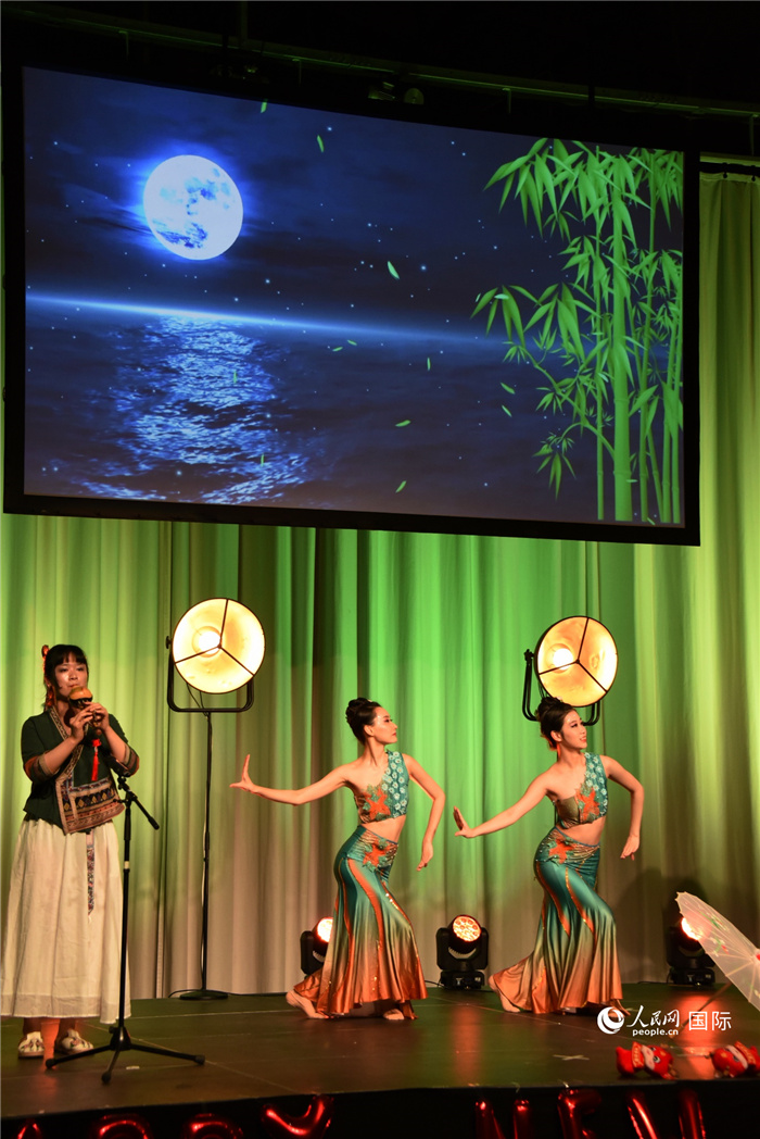 国风经典《月光下的凤尾竹》。人民网记者 殷淼摄