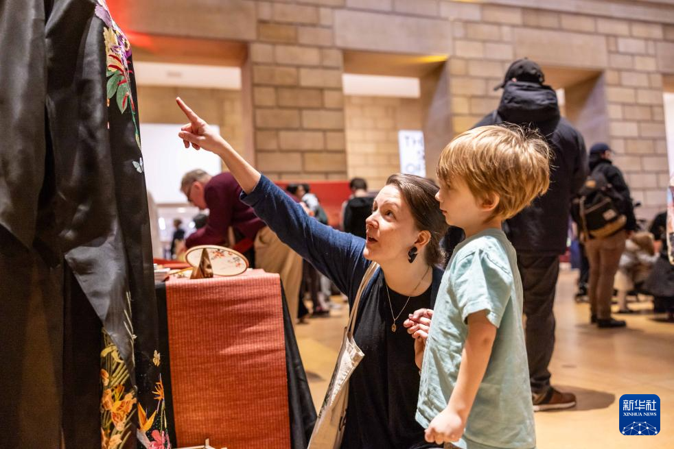2月11日,参观者在美国费城艺术博物馆举行的龙年迎新春活动上观看中国传统服饰。新华社发(周焕新摄)