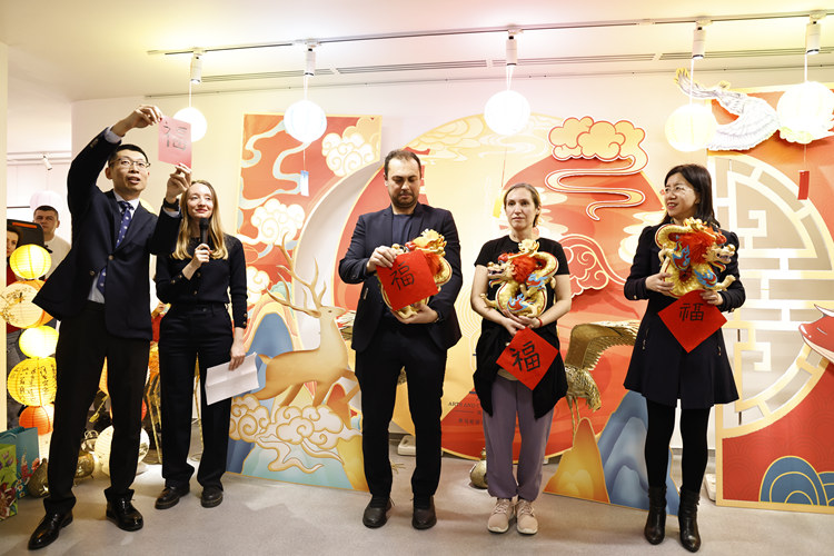 为最美“福”字作者颁奖。中国文化中心供图