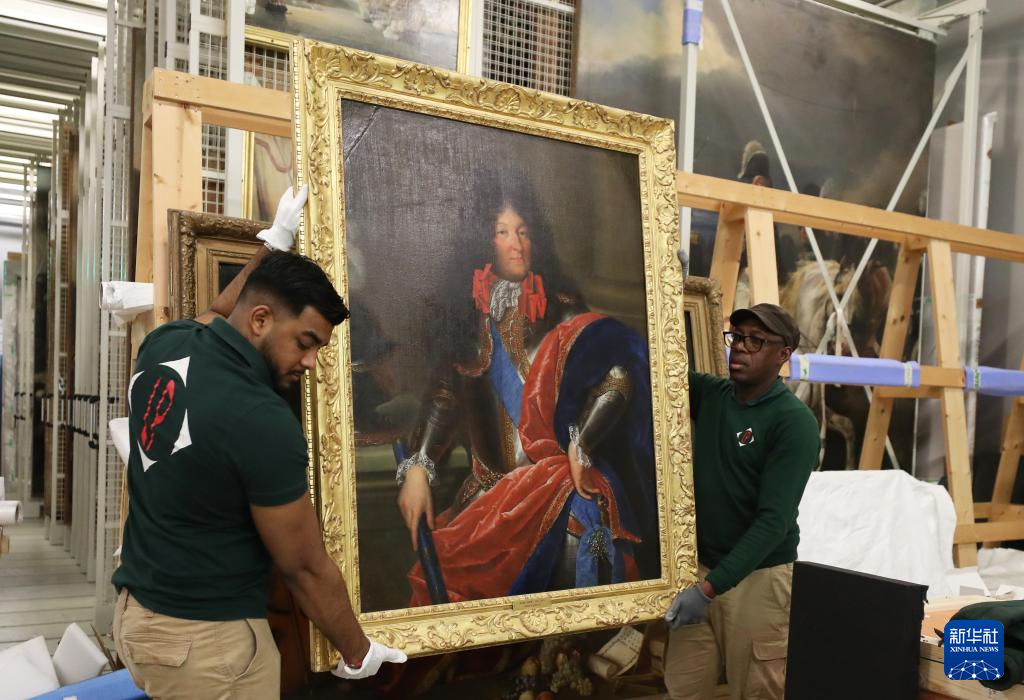 3月11日,在法国巴黎近郊的凡尔赛宫,工作人员准备打包油画《路易十四戎装像》。新华社记者 高静 摄