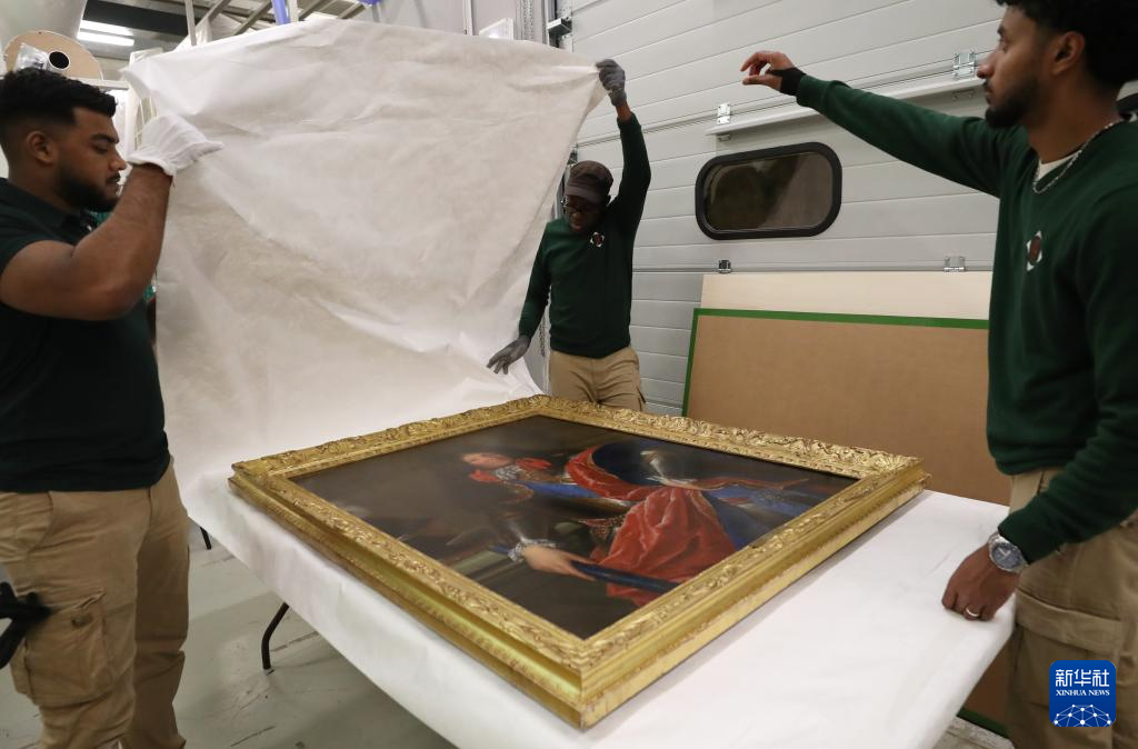 3月11日,在法国巴黎近郊的凡尔赛宫,工作人员打包油画《路易十四戎装像》。新华社记者 高静 摄