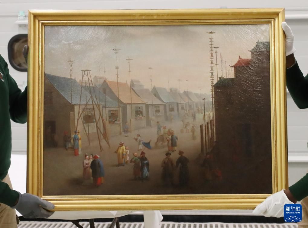 3月11日,在法国巴黎近郊的凡尔赛宫,工作人员准备打包油画《南京的集市》。新华社记者 高静 摄