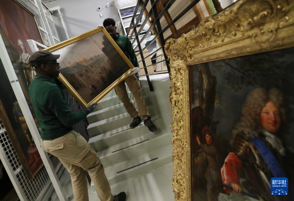 3月11日,在法国巴黎近郊的凡尔赛宫,工作人员在展品打包现场忙碌。新华社记者 高静 摄