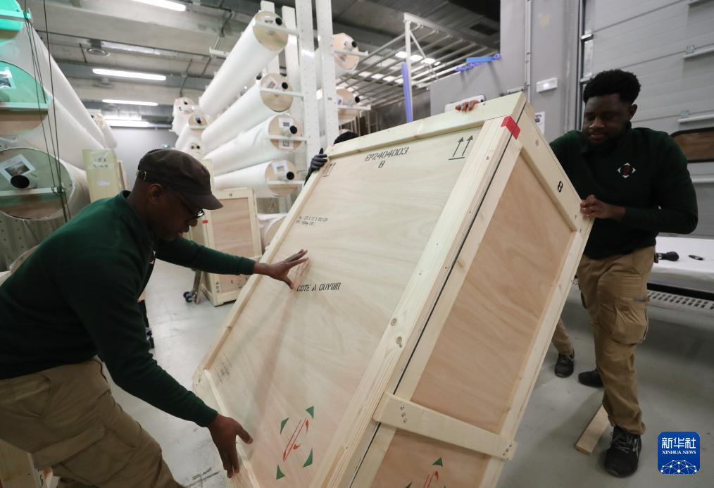 3月11日,在法国巴黎近郊的凡尔赛宫,工作人员在展品打包现场忙碌。新华社记者 高静 摄