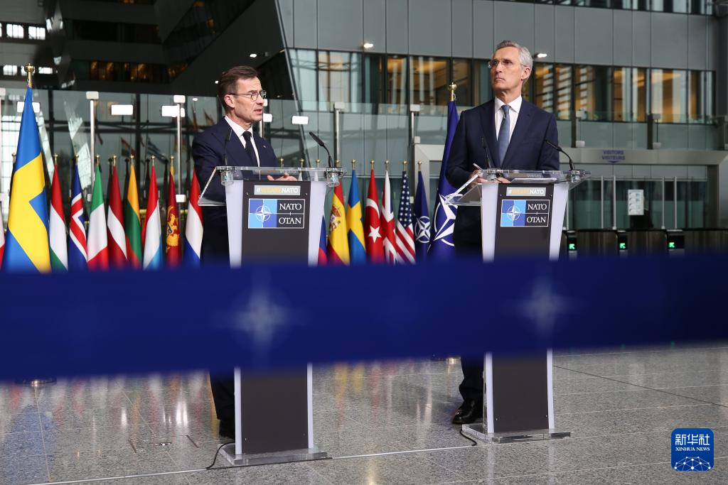 3月11日,在位于比利时布鲁塞尔的北约总部,瑞典首相克里斯特松(左)和北约秘书长斯托尔滕贝格出席联合新闻发布会。新华社记者 赵丁喆 摄
