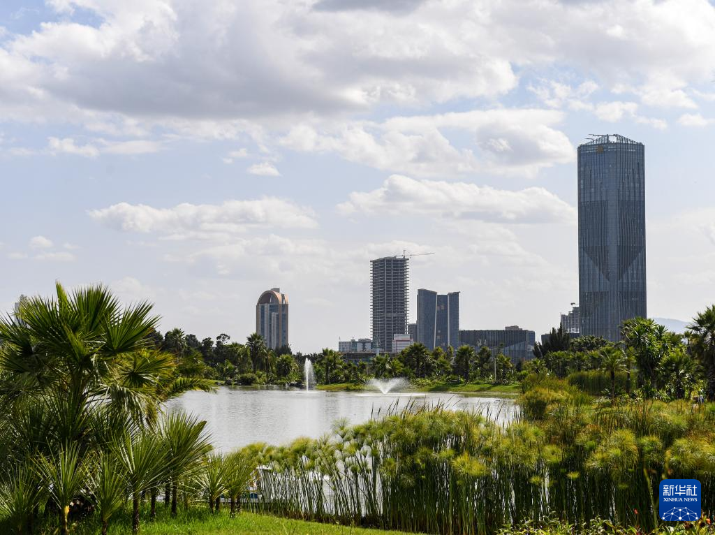 这是2月18日在埃塞俄比亚首都亚的斯亚贝巴友谊广场拍摄的景色。新华社记者 李亚辉 摄